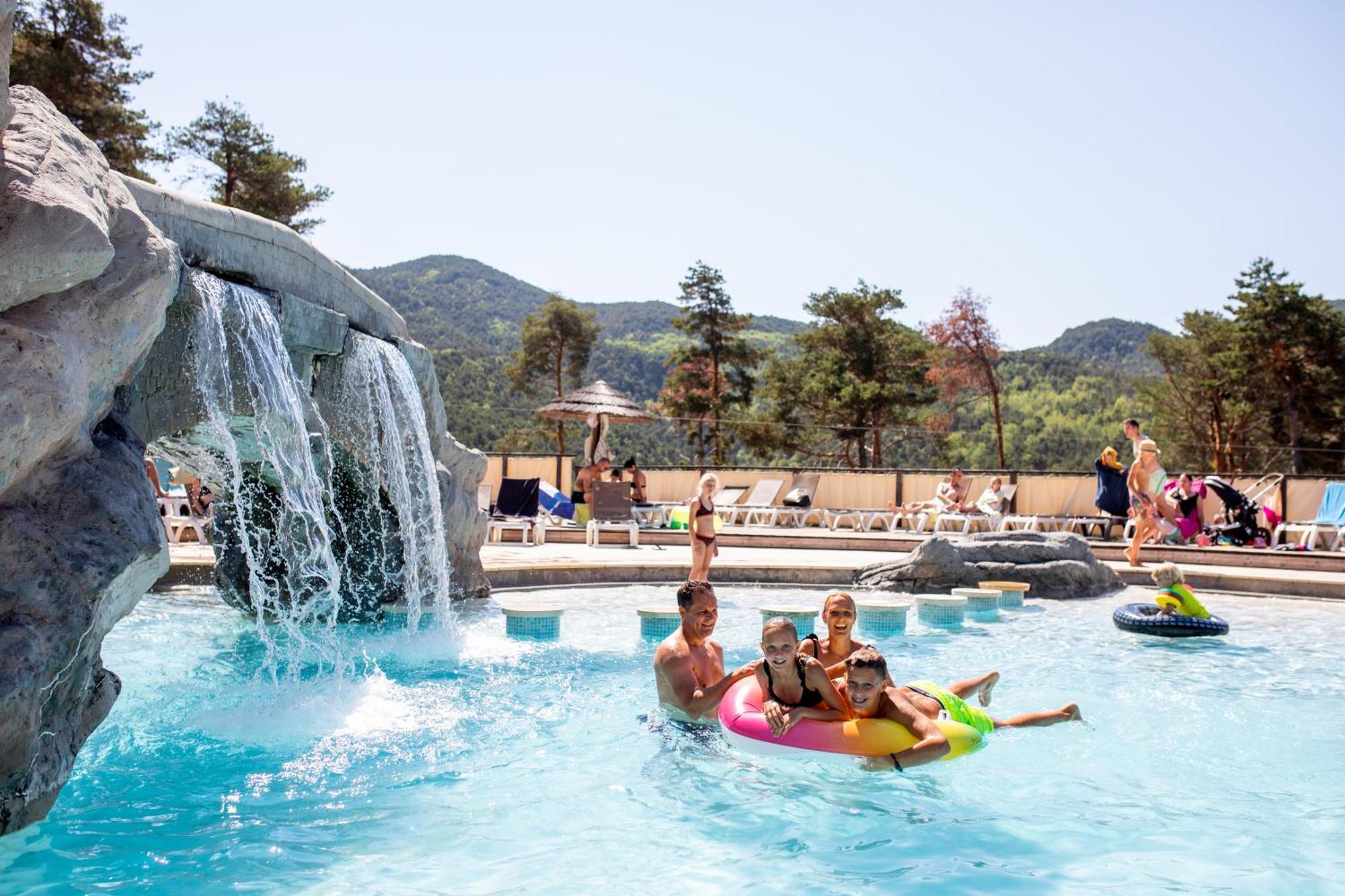 Camping Rcn Les Collines De Castellane Bagian luar foto