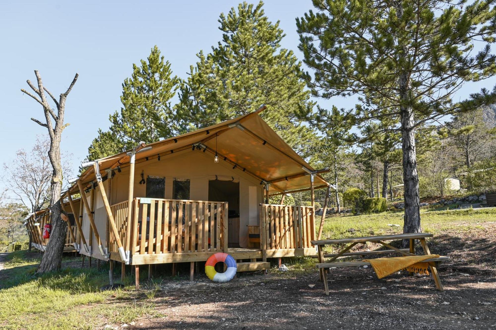 Camping Rcn Les Collines De Castellane Ruang foto